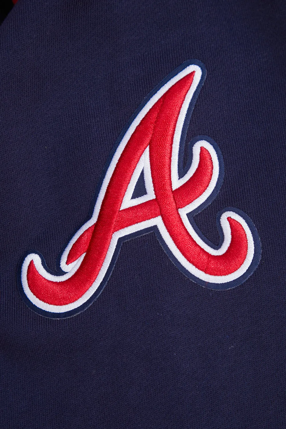 MLB ATLANTA BRAVES OLD ENGLISH MEN'S CREWNECK (MIDNIGHT NAVY)