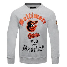 MLB BALTIMORE ORIOLES OLD ENGLISH MEN'S CREWNECK (HEATHER GREY)