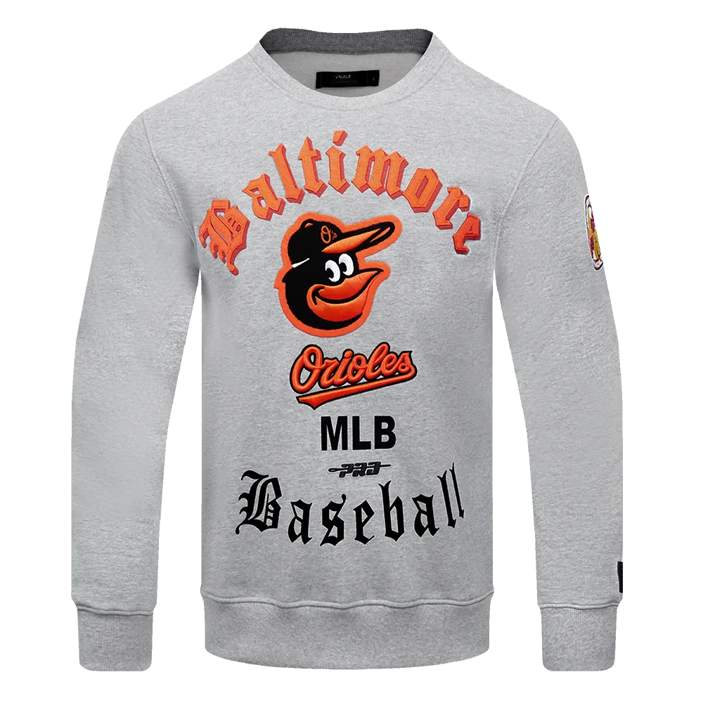 MLB BALTIMORE ORIOLES OLD ENGLISH MEN'S CREWNECK (HEATHER GREY)