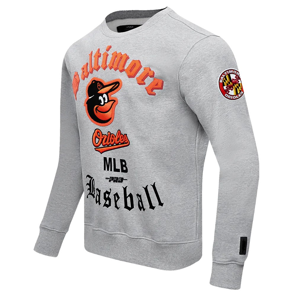MLB BALTIMORE ORIOLES OLD ENGLISH MEN'S CREWNECK (HEATHER GREY)